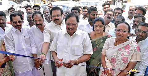 காட்பாடியில் கூட்டுறவு பெட்ரோல் விற்பனை நிலையத்தை அமைச்சர் துரைமுருகன் நேற்று திறந்து வைத்தார். அருகில், மாவட்ட ஆட்சியர் சுப்புலட்சுமி, மக்களவை உறுப்பினர் கதிர் ஆனந்த், சட்டப்பேரவை உறுப்பினர் கார்த்திகேயன், மேயர் சுஜாதா ஆனந்தகுமார், துணைமேயர் சுனில்குமார் உள்ளிட்டோர்.