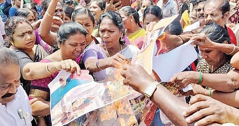 குஷ்பு உருவப்படத்தை எரித்தபோது திமுக எம்எல்ஏ தமிழரசி சேலையில் பற்றிய தீ