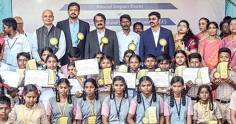 சென்னை அரும்பாக்கம் அரசு மாதிரி மேல்நிலைப் பள்ளியில் நேற்று நடைபெற்ற ஸ்டெம் புதிய கண்டுபிடிப்பு மற்றும் கற்றல் மையத்தின் முதலாம் ஆண்டு நிறைவு விழாவில், சிறந்த அறிவியல் கண்டுபிடிப்புகளை காட்சிப்படுத்திய அரசு பள்ளி மாணவ, மாணவிகளுக்கு இஸ்ரோ முன்னாள் விஞ்ஞானி மயில்சாமி அண்ணாதுரை பரிசு மற்றும் பாராட்டுச் சான்றிதழ்களை வழங்கினார்.