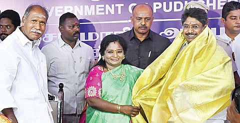 புதிய அமைச்சராகப் பதவியேற்ற திருமுருகனுக்கு சால்வை அணிவித்து வாழ்த்து தெரிவித்த புதுச்சேரி துணைநிலை ஆளுநர் தமிழிசை. உடன், முதல்வர் ரங்கசாமி உள்ளிட்டோர்.படம்: எம்.சாம்ராஜ்