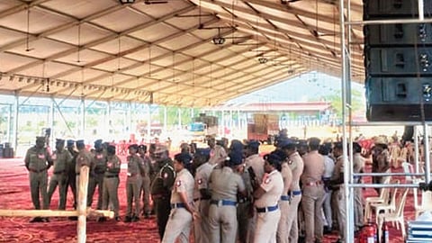 கன்னியாகுமரியில் இன்று பாஜக பொதுக்கூட்டம் நடைபெற உள்ள மைதானத்தில் பாதுகாப்புக்காக போலீஸார் குவிக்கப்பட்டுள்ளனர்.