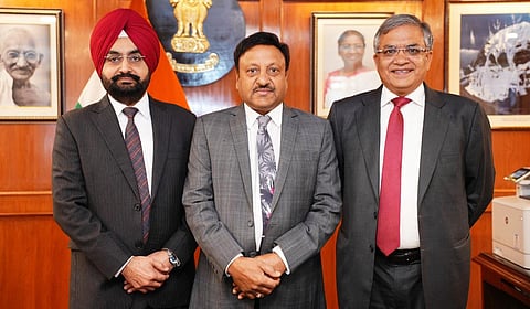 தலைமைத் தேர்தல் ஆணையர் ராஜிவ் குமாருடன் தேர்தல் ஆணையர்கள் சுக்வீர் சிங் சந்து, ஞானேஷ் குமார்