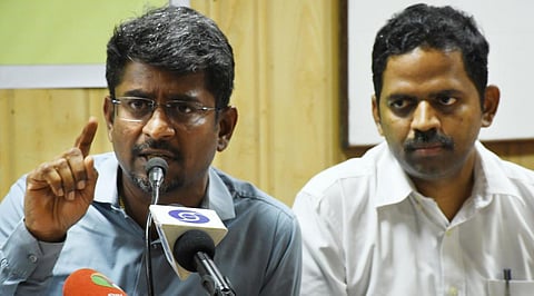 புதுச்சேரி தேர்தல் நன்னடத்தை விதிகள் கூறித்து பேட்டியளித்த தலைமைத் தேர்தல் அதிகாரி ஜவஹர் அருகில் ஆட்சியர் குலோதுங்கன். | படம்: எம்.சாம்ராஜ்