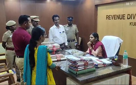 குளித்தலை அருகே உரிய ஆவணங்களின்றி எடுத்துச் செல்லப்பட்ட ரூ.5.83 லட்சம் பறிமுதல்