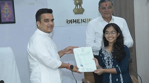 பாகிஸ்தானிலிருந்து அகதிகளாக குடியேறிய மேலும் 18 இந்துக்களுக்கு இந்திய குடியுரிமை