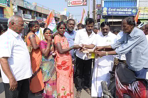 திமுக கூட்டணியில், கிருஷ்ணகிரி மக்களவைத் தொகுதி காங்கிரஸ் கட்சி ஒதுக்கீடு செய்யப்பட்டுள்ளதால், அக்கட்சியினர் பொதுமக்களுக்கு இனிப்புக்கு பதிலாக கோடை வெயிலின் தாக்கம் குறைக்கும் வகையில் 'ஐஸ்கீரிம்' வழங்கி கொண்டாடினர்.