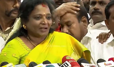 சென்னை விமான நிலையத்தில் தமிழிசை சவுந்தரராஜன்