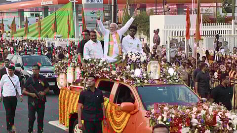 வாகனப் பேரணி நிறைவடையும் பகுதியான ஆர்.எஸ்.புரம் டி.பி.சாலை சந்திப்புப் பகுதிக்கு உற்சாக வந்த பிரதமர் மோடி. படம்: ஜெ.மனோகரன்.