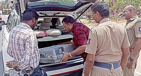 வங்கியில் செலுத்த கொண்டு செல்லும் பணத்தை பறக்கும் படை அதிகாரிகள் பறிமுதல் செய்யக் கூடாது: பெட்ரோலிய விநியோகஸ்தர்கள் வலியுறுத்தல்