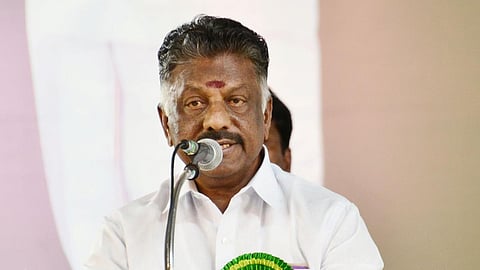 அதிமுக சின்னம், கொடி, லெட்டர்பேடை ஓபிஎஸ் தரப்பினர் பயன்படுத்தக் கூடாது: உயர் நீதிமன்றம்