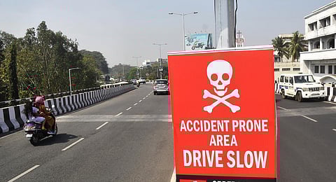 நெடுஞ்சாலை விபத்துகள்: உறுதியான நடவடிக்கைகள் அவசியம்