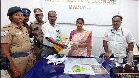 மதுரை அருகே பணம், பரிசு பொருட்கள், பட்டாசுகள் பறிமுதல்: பறக்கும் படை நடவடிக்கை