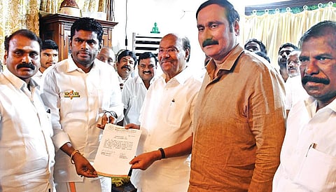 கூட்டணி ஒப்பந்தத்துடன் ராமதாஸ், அண்ணாமலை. உடன் அன்புமணி,
எல்.முருகன், ஜி.கே.மணி.
| படம் : எம்.சாம்ராஜ் |