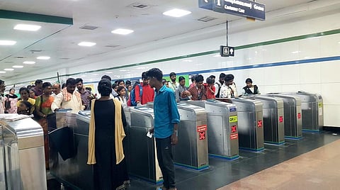 சென்னை மெட்ரோ ரயில் நிலைய நுழைவு வாயில்களில் சிறிய வகையிலான வணிக வளாகம் உருவாக்க திட்டம்