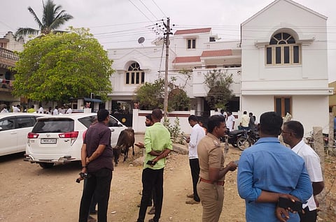 புதுக்கோட்டை மாவட்டம் இலுப்பூரில் உள்ள முன்னாள் அமைச்சர் சி.விஜயபாஸ்கர் வீட்டில் அமலாக்கத் துறையினர் சோதனை நடத்திவரும் நிலையில், அவரது வீட்டின் முன்பு ஆதரவாளர்கள் திரண்டுள்ளோர்.