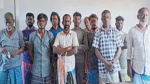 இலங்கை கடற்படையினரால் கைது செய்யப்பட்ட ராமேசுவரம் மீனவர்கள்.