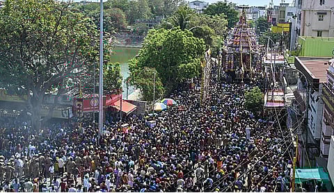 பங்குனி திருவிழாவை முன்னிட்டு, சென்னை மயிலாப்பூர் கபாலீஸ்வரர் கோயில் தேரோட்டம் நேற்று விமரிசையாக நடைபெற்றது, படம்: எஸ்.சத்தியசீலன்