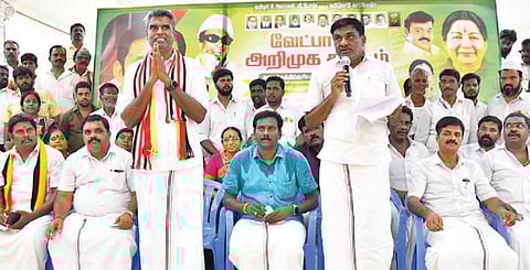 மக்களவை தேர்தலையொட்டி, வேலூர் தொகுதியில் போட்டியிடும் அதிமுக வேட்பாளர் மருத்துவர் பசுபதியை அறிமுகம் செய்து வைத்து பேசும் முன்னாள் அமைச்சர் கே.சி.வீரமணி. படம்: வி.எம்.மணிநாதன்.