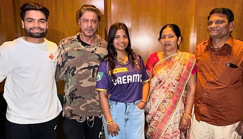 கேகேஆர் அணியின் உரிமையாளர் ஷாருக்கானுடன் ரிங்கு சிங் தனது குடும்ப உறுப்பினர்களுடன் புகைப்படம் எடுத்துக்கொண்டார்