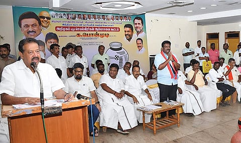 விழுப்புரம் மக்களவைத் தொகுதிக்கான இண்டியா கூட்டணி வேட்பாளர் அறிமுக கூட்டத்தில் பேசும் அமைச்சர் பொன்முடி. உடன் வேட்பாளர் ரவிக்குமார் உள்ளிட்டோர்.