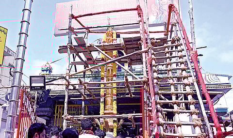 சென்னை நுங்கம்பாக்கம், பொன்னங்கிபுரத்தில் உள்ள பாலசுப்பிரமணிய சுவாமி கோயிலில் புதிதாக பிரதிஷ்டை செய்யப்பட்ட கொடிமரத்துக்கு நேற்று கும்பாபிஷேகம் நடைபெற்றது.படங்கள்: எஸ்.சத்தியசீலன்