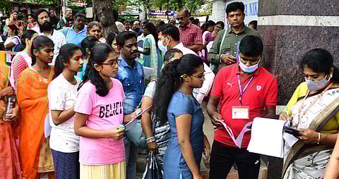 இளநிலை மருத்துவ படிப்புக்கான நீட் தேர்வுக்கு 24 லட்சம் பேர் விண்ணப்பம்: நாடு முழுவதும் மே 5-ம் தேதி தேர்வு