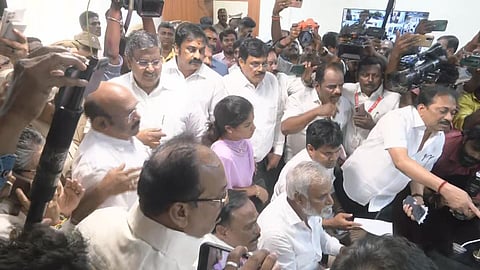 சேகர்பாபு - ஜெயக்குமார் தரப்பினர் இடையே கடும் வாக்குவாதம்: வட சென்னை வேட்புமனு தாக்கல் நிகழ்வில் சலசலப்பு