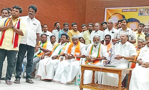 விழுப்புரத்தில் பாமக வேட்பாளர் முரளி சங்கரை ஆதரித்து மருத்துவர் ராமதாஸ் பேசுகிறார். உடன் பாஜக மாநிலத்துணைத்தலைவர் ஏ.ஜி.சம்பத் உள்ளிட்டோர்.