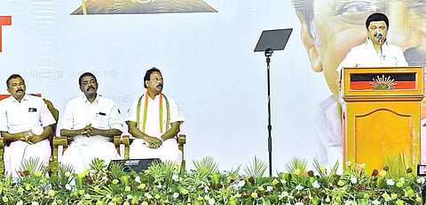 திருநெல்வேலி அருகே நாங்குநேரியில் நடைபெற்ற தேர்தல் பிரச்சார கூட்டத்தில் முதல்வர் மு.க.ஸ்டாலின் பேசினார். படம்: மு.லெட்சுமி அருண்