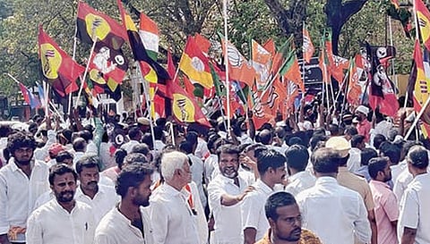 வட சென்னை மூலகொத்தளம் பகுதியில் நேற்று தேர்தல் நடத்தும் அலுவலர் அலுவலகம் முன்பு வேட்பு மனு தாக்கல் செய்வதற்காக சாலையில் திரண்ட வேட்பாளர்களின் ஆதரவாளர்கள். படம்: ச.கார்த்திகேயன்