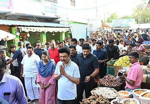 தூத்துக்குடி மார்கெட் பகுதிகளில் திமுக வேட்பாளர் கனிமொழிக்கு வாக்கு சேகரித்த முதல்வர் மு.க.ஸ்டாலின்
