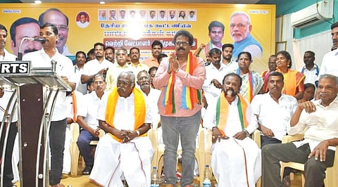 கடலூர் மக்களவைத் தொகுதியில் போட்டியிடும் பாமக வேட்பாளர் தங்கர்பச்சானை கட்சி நிர்வாகிகள் அறிமுகம் செய்து வைக்கின்றனர்.