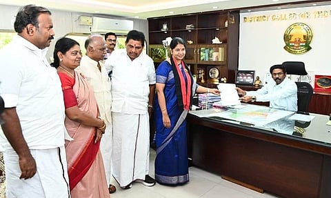 தூத்துக்குடி தொகுதியில் திமுக சார்பில் போட்டியிடும் கனிமொழி தனது வேட்புமனுவை தாக்கல் செய்தார்.