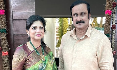 பாமக தலைவர் அன்புமணியுடன் தருமபுரி பாமக வேட்பாளர் சவுமியா