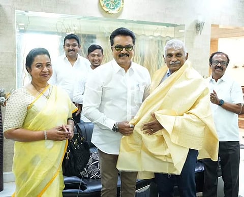 சிவகாசி பட்டாசு ஆலை அதிபர்களை சந்தித்து ஆதரவு திரட்டும் ராதிகா, சரத்குமார்