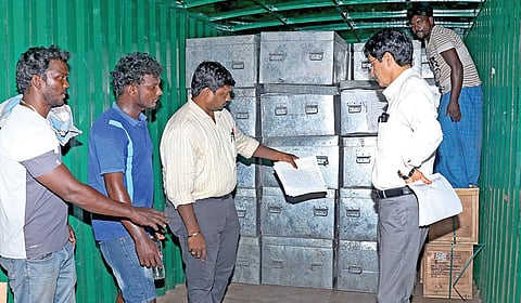 மக்களவைத் தேர்தலை முன்னிட்டு, சென்னை சிந்தாதிரிப்பேட்டை, ஜெயின் கோயில் பகுதியில் உள்ள வைப்பு அறையில் இருந்து, சட்ட மன்றத் தொகுதி வாரியாக மின்னணு வாக்குப்பதிவு இயந்திரங்களை அனுப்பிவைக்கும் பணியை மாவட்ட தேர்தல் அலுவலர் ஜெ.ராதாகிருஷ்ணன் , நேற்று பார்வையிட்டு ஆய்வு செய்தார்.
| படம்: ம.பிரபு |