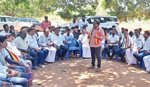 பத்திரக்கோட்டையில் உள்ள தனது மாந்தோப்பில் தேர்தல் பிரச்சாரத்தை தொடங்கி வைத்து பேசிய பாமக வேட்பாளர் தங்கர்பச்சான்.