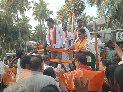 “நான் உங்கள் சித்தி வந்திருக்கிறேன்...” - மதுரையில் நடிகை ராதிகா பிரச்சாரம்