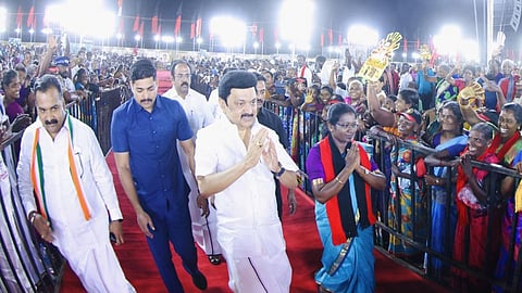 ஸ்ரீவில்லிபுத்தூரில் திமுக கூட்டணி கட்சிகளின் பிரச்சார பொதுக்கூட்டம் நேற்று நடைபெற்றது. இதில் பங்கேற்க வந்த முதல்வர் ஸ்டாலினுக்கு திமுக தொண்டர்கள், பொதுமக்கள் உற்சாக வரவேற்பு அளித்தனர். உடன் விருதுநகர் காங்கிரஸ் வேட்பாளர் மாணிக்கம் தாகூர், தென்காசி திமுக வேட்பாளர் ராணி ஸ்ரீ குமார்.