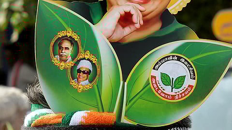 அதிமுக வேட்பாளர்கள் ‘இரட்டை இலை’ சின்னம் பயன்படுத்த தடை இல்லை: டெல்லி நீதிமன்றத்தில் தேர்தல் ஆணையம் தகவல்