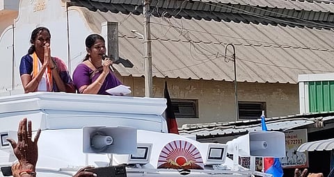 கரூர் வெங்கமேட்டில் இந்தியா கூட்டணி (காங்கிரஸ்) வேட்பாளர் ஜோதிமணியை ஆதரித்து திமுக துணை பொது செயலாளர் கனிமொழி பிரச்சாரம் செய்கிறார்