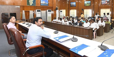 தூத்துக்குடியில் காரசாரமான விவாதங்களுக்கு பிறகு கனிமொழி வேட்புமனு ஏற்பு