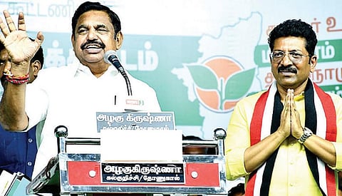 மதுரை பழங்காநத்தத்தில் நேற்றிரவு நடந்த அதிமுக பிரச்சாரப் பொதுக்கூட்டத்தில் வேட்பாளர் சரவணனை ஆதரித்துப் பேசிய கட்சியின் பொதுச் செயலாளர் பழனிசாமி. படங்கள்: எஸ்.கிருஷ்ணமூர்த்தி