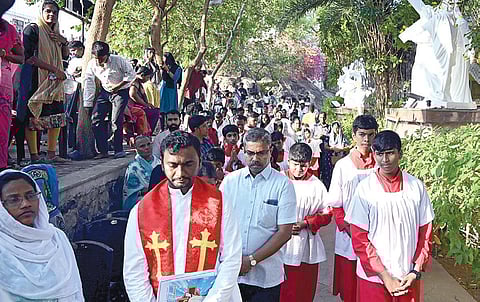 புனித வெள்ளியை முன்னிட்டு, சென்னை சின்னமலை, ஆரோக்கிய அன்னை ஆலயத்தில் நேற்று நடைபெற்ற சிலுவை பாதை நிகழ்ச்சியில் பங்கேற்ற கிறிஸ்தவர்கள்.
| படம்: எஸ்.சத்தியசீலன் |