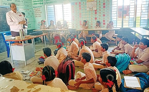 வெளியூர்களில் உள்ள பெற்றோர்களை வாக்களிக்க வரவழைக்கும் விதமாக கோபிநாதம்பட்டி கிராமத்தில் உள்ள தொடக்கப்பள்ளி மாணவர்களிடம் விழிப்புணர்வு ஏற்படுத்தும் வகையில் பேசிய உதவி தேர்தல் நடத்தும் அலுவலர் வில்சன் ராசசேகர்.