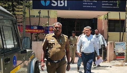 ஓசூரில் கிரஷர் உரிமையாளர் வீட்டில் கைப்பற்றப்பட்ட பணம், நகைகளை வருமானவரித்துறையினர் வங்கிக்கு கொண்டுச் சென்றனர்