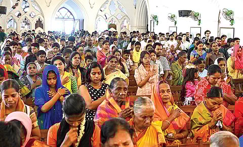 ஈஸ்டர் பண்டிகையை முன்னிட்டு, சென்னை சாந்தோம் தேவாலயத்தில் நேற்று நடைபெற்ற சிறப்பு பிரார்த்தனையில் பங்கேற்ற கிறிஸ்தவர்கள். படம்: எஸ்.சத்தியசீலன்