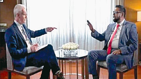 கயானா அதிபர் இர்ஃபானை (வலது) பேட்டி கண்ட பிபிசி செய்தியாளர்.