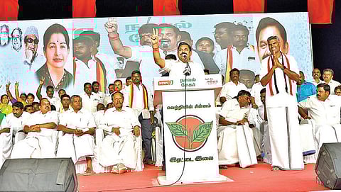 வேலூர் மாவட்டம் பள்ளிகொண்டா அருகே நடைபெற்ற அதிமுக தேர்தல் பிரச்சார கூட்டத்தில் வேலூர் மக்களவை தொகுதி அதிமுக வேட்பாளராக போட்டியிடும் மருத்துவர் பசுபதிக்கு ஆதரவாக நேற்று பிரச்சாரம் செய்த முன்னாள் முதல்வரும், அதிமுக பொதுச்செயலாளருமான பழனிசாமி.படம்: வி.எம்.மணிநாதன்.