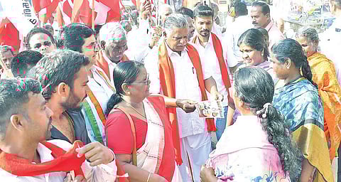 வேலூர் மக்களவை தொகுதி திமுக வேட்பாளர் கதிர் ஆனந்துக்கு ஆதரவாக வேலூர் ஓட்டேரி பகுதியில் பொதுமக்களிடம் துண்டு பிரசுரங்களை வழங்கி நேற்று வாக்கு சேகரித்த இந்திய கம்யூனிஸ்ட் கட்சியின் மாநில செயலாளர் முத்தரசன். படம்: வி.எம்.மணிநாதன்.